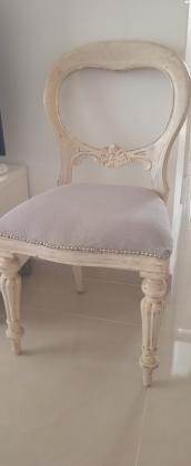 כיסא עץ מעוצב, עבר צביעה וריפוד חדש