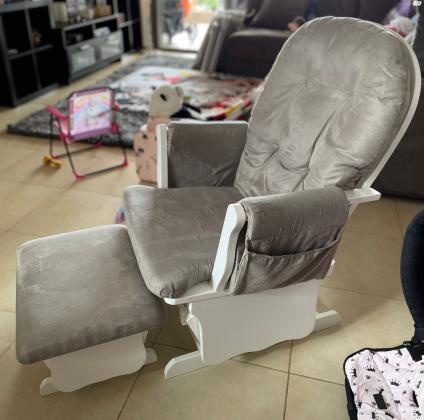 למכירה!!! כורסת הנקה נוחה ומפנקת
