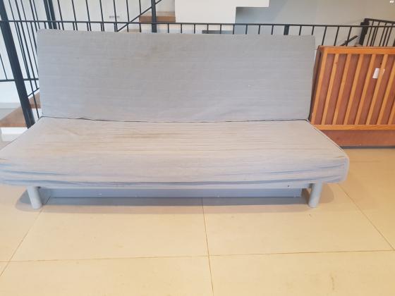 ספה תלת מושבית נפתחת עם