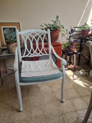 2 כיסאות מברזלעבודת יד נדירות