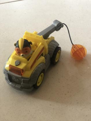 ערכה של 10 רכבים ודמויות,