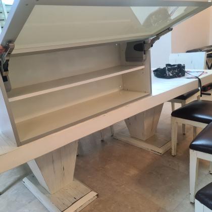 קלאפה כחדשה, זכוכית חלבית מנגנון של בלום