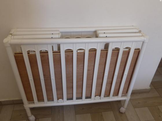 לול בצבע לבן מפלסטיק ללא