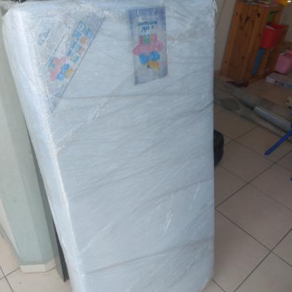 מיטת תינוק נקנתה במוצצים יחד