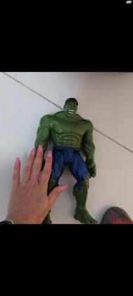 אוסף גיבורי העל שלנו מחפש