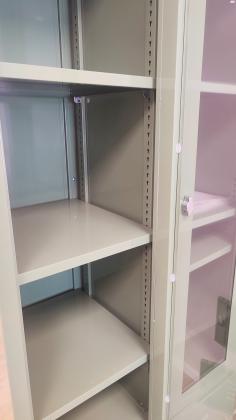 ארון מתכת מעוצב עם שני דלתות