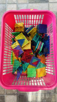 סלסלה ענקית מלאה מגנטיםמלא חלקים