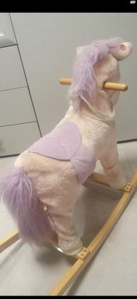 סוס נדנדה משמיע קולות נדנדת סוס עם קולות