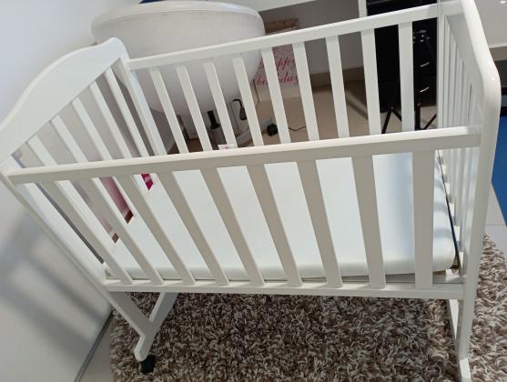 עריסה לבנה מעץ כולל מזרן