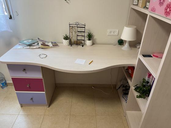 שולחן עם כוננית ו 3