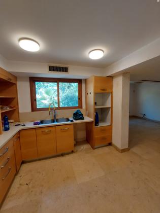 למכירה, ארונות מטבח קומפלט, צמודות