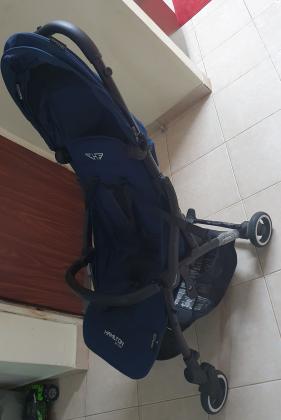 עגלת תינוק כחולה כמו חדשה