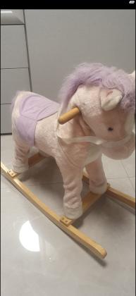 סוס נדנדה משמיע קולות נדנדת סוס עם קולות