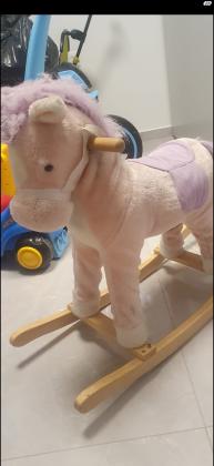 סוס נדנדה משמיע קולות נדנדת סוס עם קולות