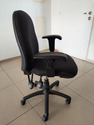 כסא אורטופדי למחשב או ללימודים לסיפרייה