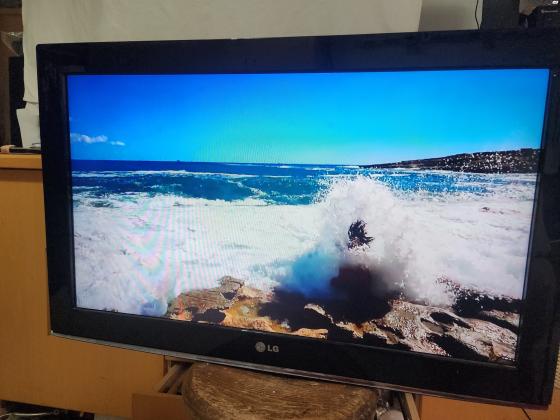 הטלוויזיה עובדת טוב מאוד והצבעים