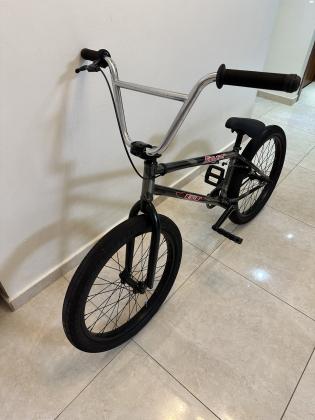 אופני פעלולים מקצועיים של BMX