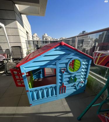 בית מפלסטיק צבעוני ויפה במצב