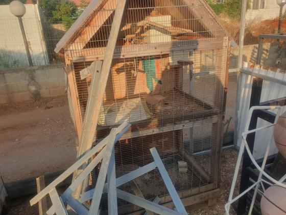 כלוב מחולק לשניים בעבר היו