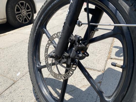 אופניי מגנום שמורות, מעצורים ודיסקים