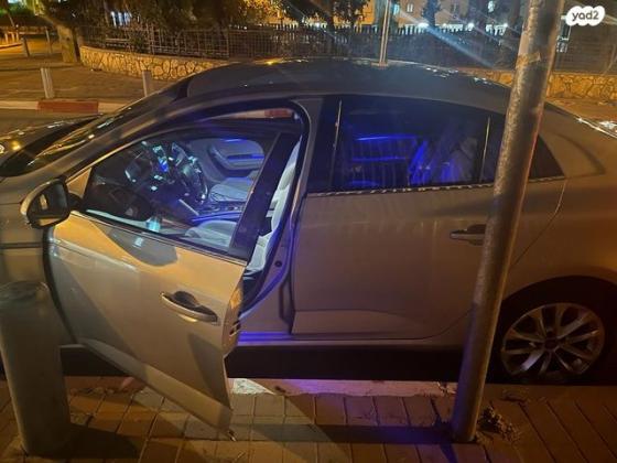 רנו מגאן גראנד קופה Intense אוט' 1.2 (132 כ"ס) בנזין 2018 למכירה בבני ברק