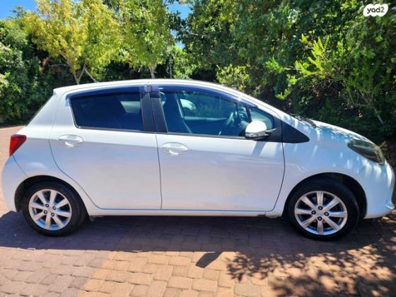 טויוטה יאריס Sky אוט' 1.3 (99 כ"ס) בנזין 2015 למכירה בנהריה