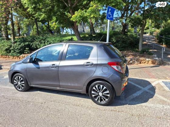 טויוטה יאריס Sol אוט' 1.3 (99 כ"ס) בנזין 2013 למכירה בחולון