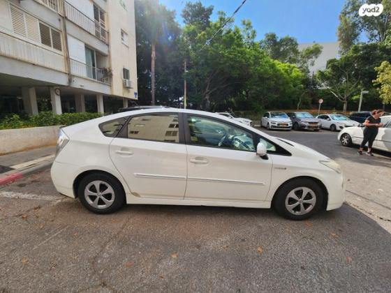 טויוטה פריוס GLI הייבריד אוט' 1.8 (99 כ"ס) בנזין 2013 למכירה בתל אביב יפו