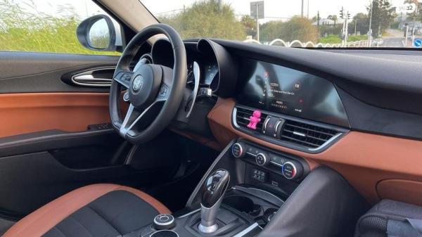 אלפא רומיאו ג'וליה Milano Speciale אוט' 2.0 (197 כ"ס) בנזין 2018 למכירה בתל אביב יפו