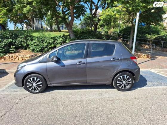 טויוטה יאריס Sol אוט' 1.3 (99 כ"ס) בנזין 2013 למכירה בחולון