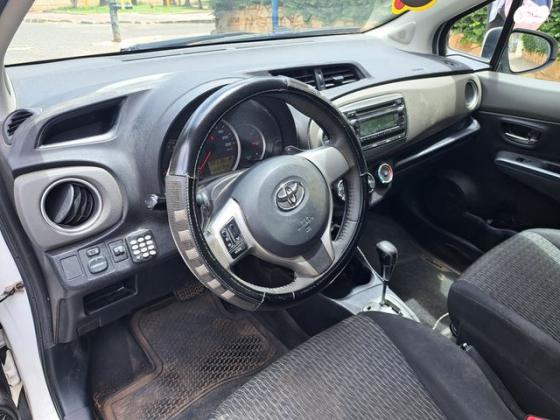 טויוטה יאריס Sol אוט' 1.3 (99 כ"ס) בנזין 2013 למכירה בפתח תקווה