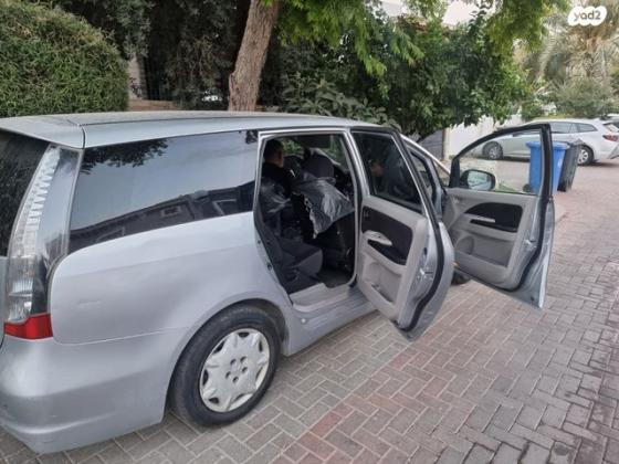 מיצובישי גרנדיס Executive אוט' 2.4 (165 כ"ס) בנזין 2011 למכירה בלוד