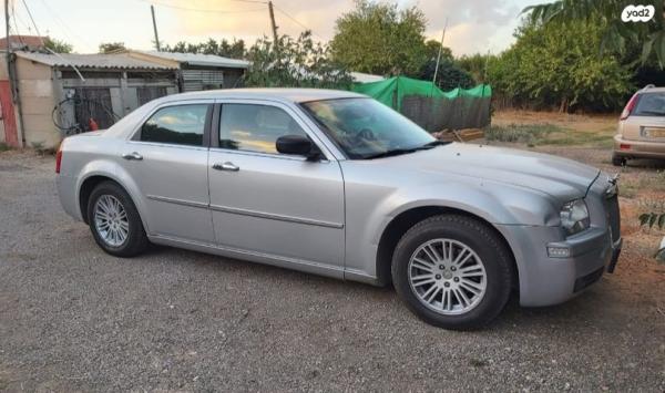 קרייזלר 300C LX אוט' 3.5 (249 כ''ס) בנזין 2009 למכירה בעדנים