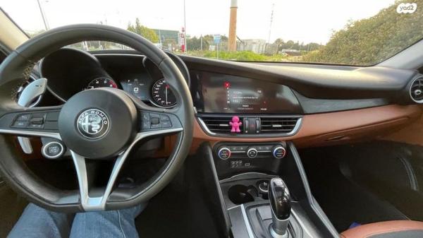 אלפא רומיאו ג'וליה Milano Speciale אוט' 2.0 (197 כ"ס) בנזין 2018 למכירה בתל אביב יפו