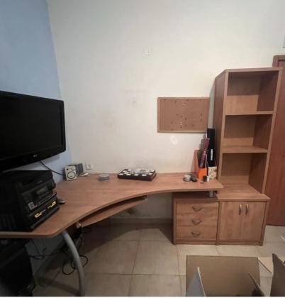 סיפריה כולל שולחן כתיבה מתאים