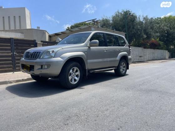 טויוטה לנד קרוזר ארוך 4X4 Luxury אוט' דיזל 8 מק' 3.0 (166 כ''ס) דיזל 2004 למכירה בחיפה