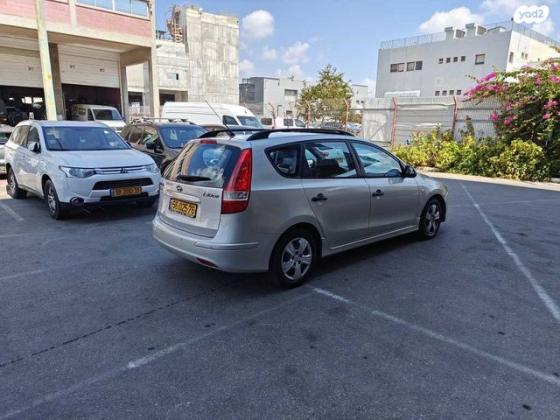 יונדאי i30CW Inspire סטיישן אוט' 1.6 (126 כ''ס) בנזין 2011 למכירה בפתח תקווה