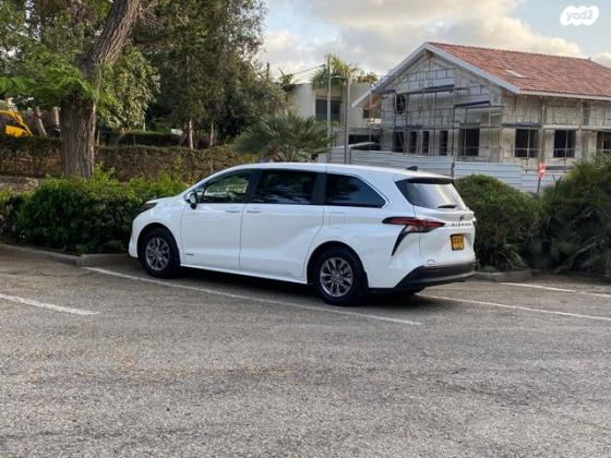 טויוטה סיינה הייבריד LE אוט' 8 מק' 2.5 (189 כ"ס) בנזין 2021 למכירה בכפר שמריהו