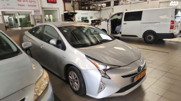 טויוטה פריוס TSS הייבריד אוט' 1.8 (98 כ''ס) בנזין 2017 למכירה בתל אביב יפו