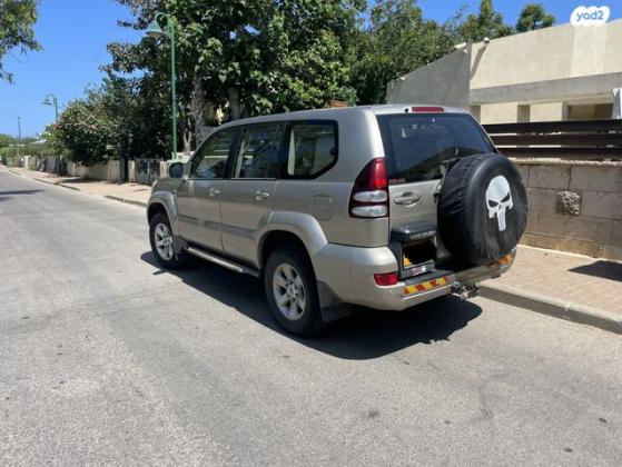 טויוטה לנד קרוזר ארוך 4X4 Luxury אוט' דיזל 8 מק' 3.0 (166 כ''ס) דיזל 2004 למכירה בחיפה