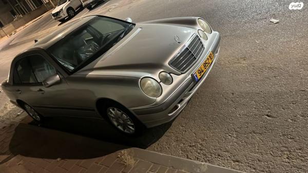 מרצדס E-Class E240 Classic אוט' 2.6 (170 כ''ס) בנזין 2001 למכירה בטירה