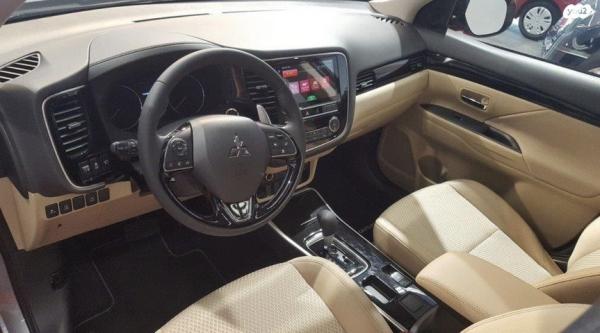 מיצובישי אאוטלנדר Premium אוט' 7 מק' 2.0 (150 כ''ס) בנזין 2018 למכירה בנס ציונה