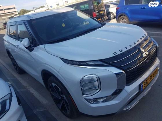 מיצובישי אאוטלנדר Premium אוט' 7 מק' 2.5 (181 כ"ס) בנזין 2022 למכירה בחיפה