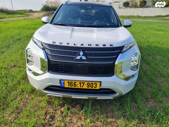 מיצובישי אאוטלנדר Luxury TTH אוט' 7 מק' 2.5 (181 כ"ס) בנזין 2022 למכירה בגן יבנה