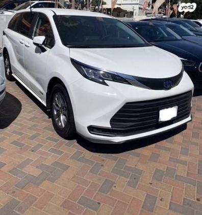 טויוטה סיינה הייבריד LE אוט' 8 מק' 2.5 (189 כ"ס) בנזין 2021 למכירה בכפר שמריהו