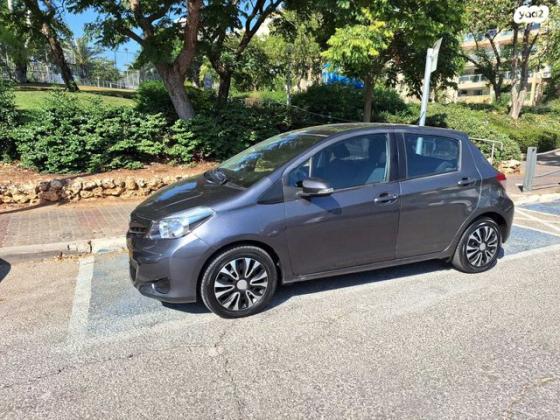 טויוטה יאריס Sol אוט' 1.3 (99 כ"ס) בנזין 2013 למכירה בחולון