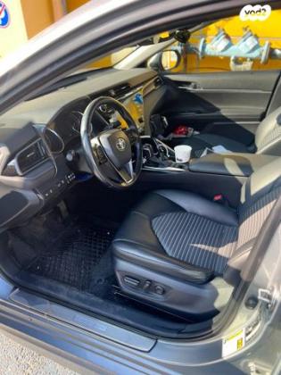 טויוטה קאמרי SE הייבריד אוט' 4 דל' 2.5 (211 כ''ס) בנזין 2020 למכירה בכפר סבא