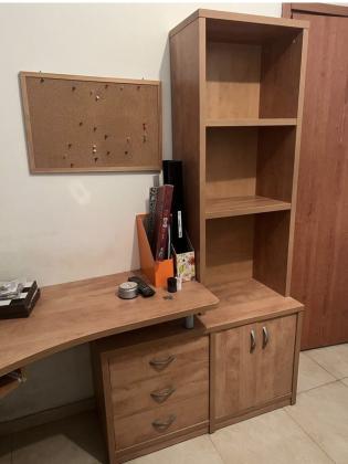 סיפריה כולל שולחן כתיבה מתאים