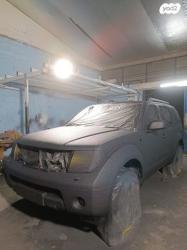 ניסאן פאת'פיינדר 4X4 SE אוט' דיזל 7 מק' 2.5 (171 כ''ס) דיזל 2006 למכ