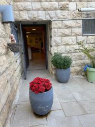 דירת גן 5 חדרים למכירה בירושלים | החי"ל | הגבעה הצרפתית